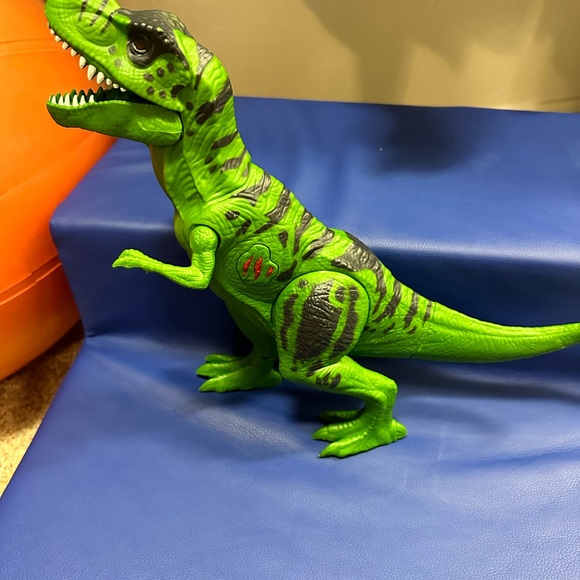 Two interactive Dino’s green and brown push buttons to make them come alive! - Picture 5 of 5